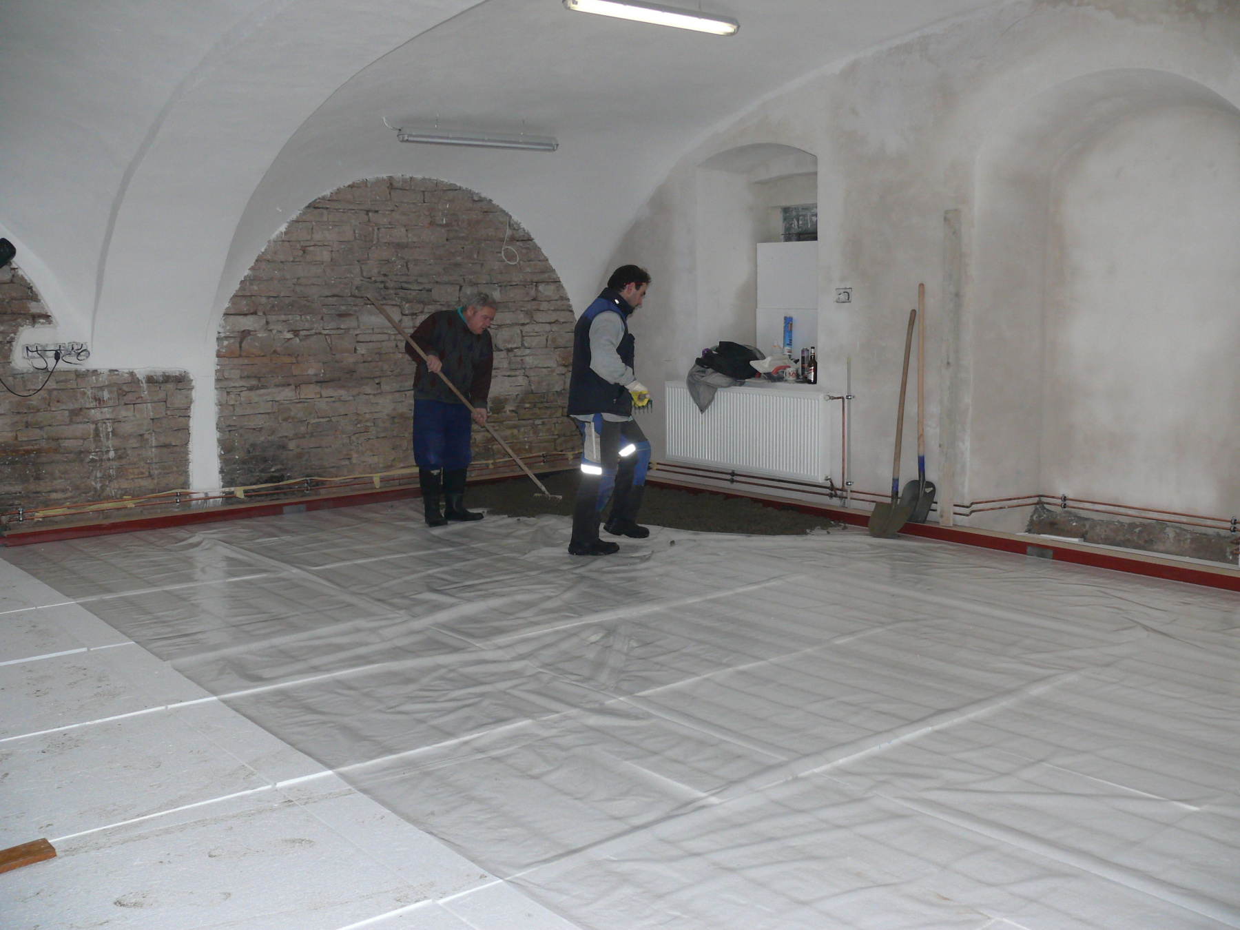 ...počátek betonáže finální vrstvy podlahy